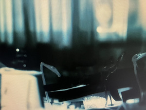 OPのピアノの工作の裏に映りこむ瀬戸紫苑